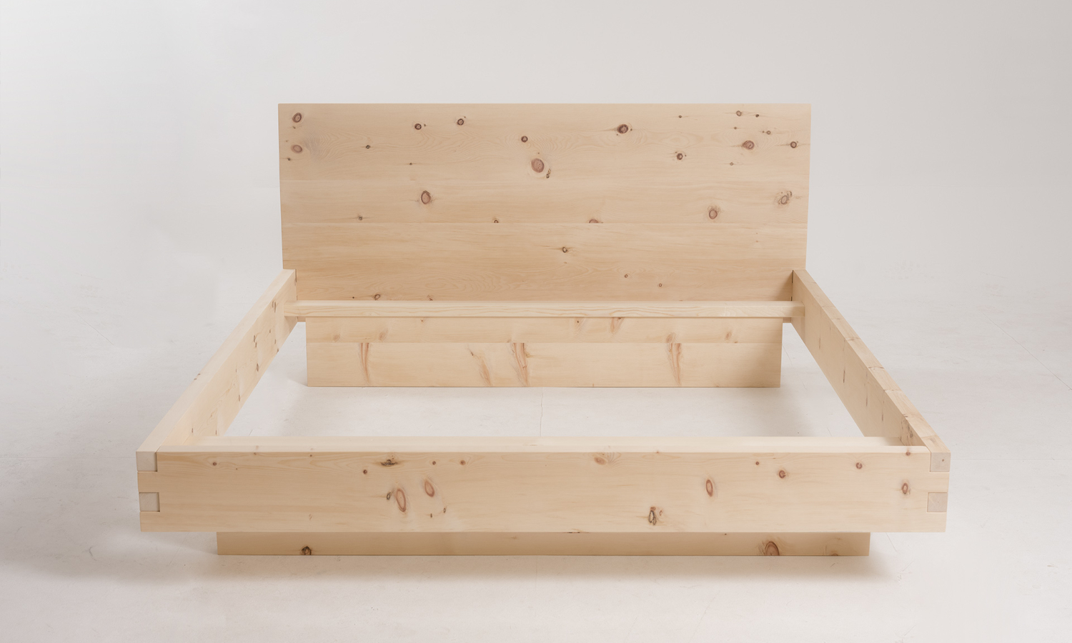 Detailaufnahme des massiven Zirbenholzes mit sichtbarer Maserung beim Zirbenbett ohne Lattenrost von Zirbe1880